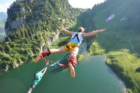 华体会官方网站-《FIFA》“虚拟足球”世界巡回赛，街头足球新体验！